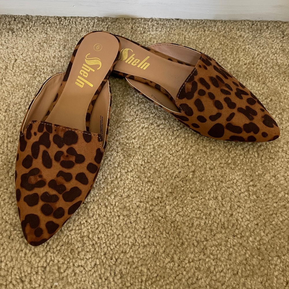 Pointed toe flats